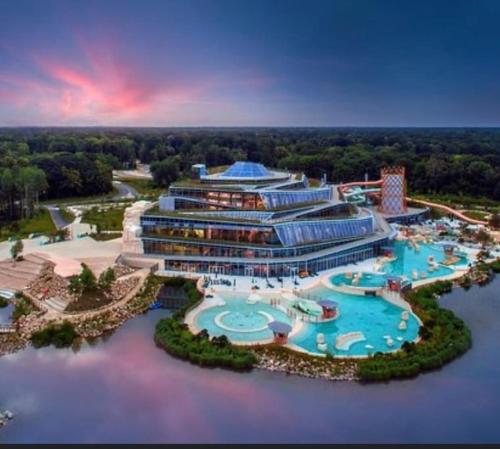 une vue aérienne d'un complexe avec piscine dans l'établissement Appartement Disney-Paris Ferrieres-en-brie, à Ferrières-en-Brie