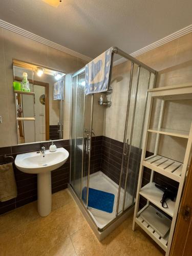 A bathroom at Apartamento en Santiago de la Ribera a 3min de la playa