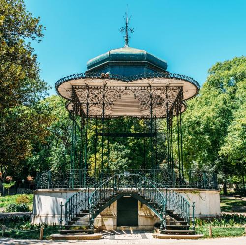 a gazebo with a bridge in a park at Apartamento bem localizado para famílias & amigos in Lisbon