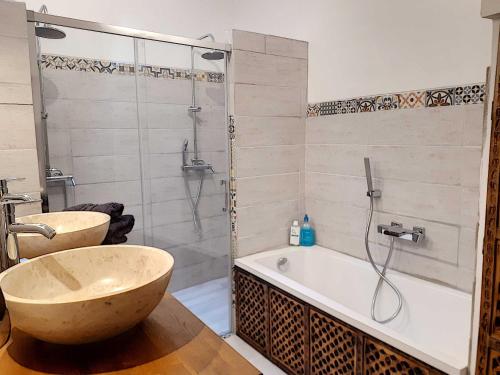 La salle de bains est pourvue d'une grande baignoire et d'une douche. dans l'établissement Maison d'hôtes à Saint Rémy Centre, à Saint-Rémy-de-Provence