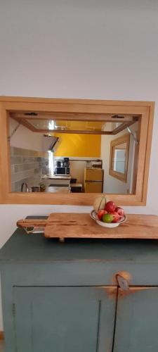 - un bol de fruits sur un comptoir dans la cuisine dans l'établissement Maison d'hôtes à Saint Rémy Centre, à Saint-Rémy-de-Provence