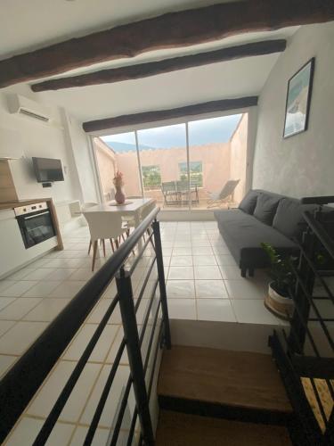 un salon avec un canapé et une table dans l'établissement Appartement Bedoin avec vue sur le Mont Ventoux, à Bédoin