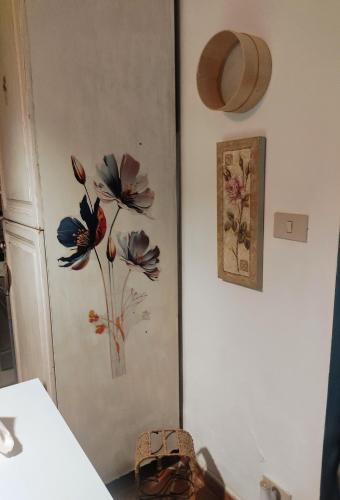 a wall with a painting of flowers on it at La Bouganville e Il Gelsomino in Pietrasanta