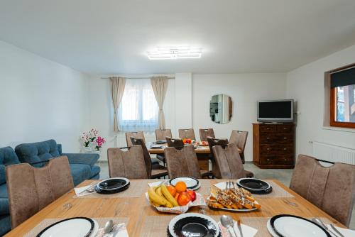 a dining room with a table with fruit on it at Perla Lacului in Rişca