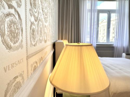Ένα ή περισσότερα κρεβάτια σε δωμάτιο στο MONDRIAN Luxury Suites & Apartments Old Town