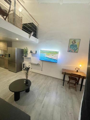 un salon avec une table et une cuisine dans l'établissement Appartement T3 type Duplex, à Marseille