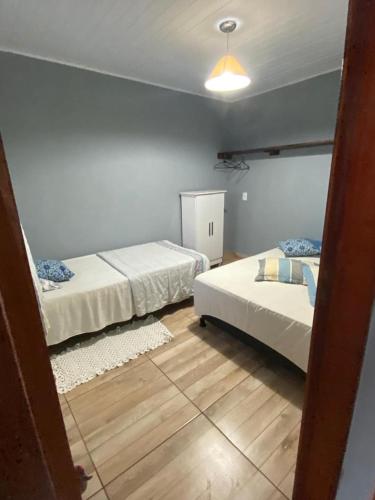 a room with two beds in a room at Casinha Azul in Prado