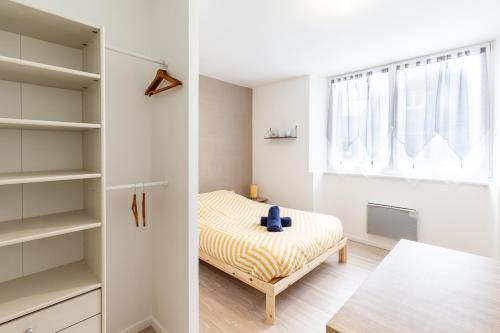 une petite chambre avec un lit et une fenêtre dans l'établissement Le Littoral, à Brest