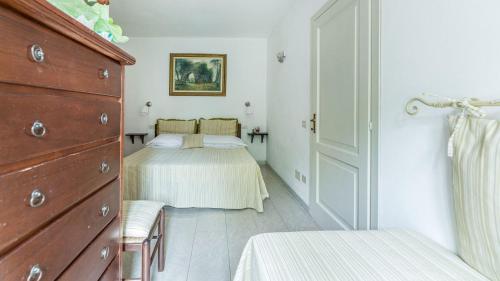 Un dormitorio con dos camas y una cómoda. en Gardenia, en Sassetta