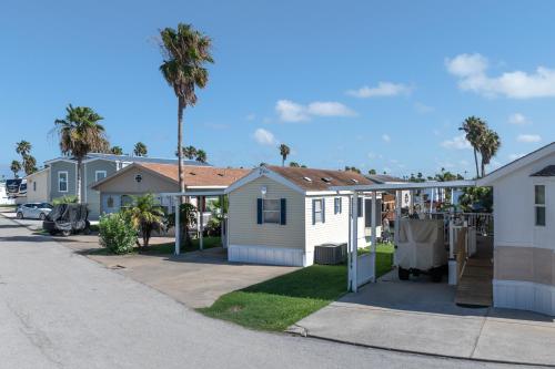 Gallery image of Bonnet Sea Cottage on the water- LIV Resort in Port Isabel