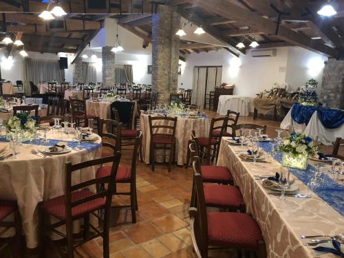 a banquet hall with tables and chairs with white linens at Agriturismo Fassi in Guardavalle