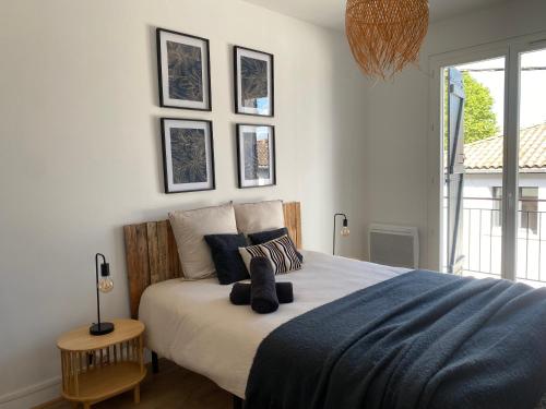 une chambre avec un grand lit avec une couverture bleue dans l'établissement Appartement spacieux climatisé avec terrasse, à Monflanquin