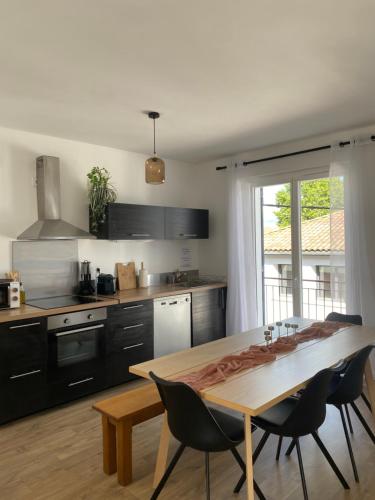 Kuchyň nebo kuchyňský kout v ubytování Appartement spacieux climatisé avec terrasse
