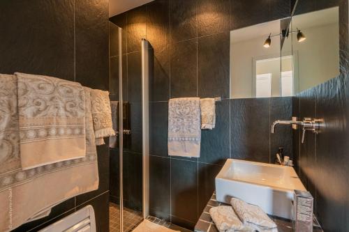 une salle de bain avec un lavabo et un miroir dans l'établissement 1min Walk From Champs Elysées - Avenue Montaigne - AC - Self-Checkin - Working Desk, à Paris