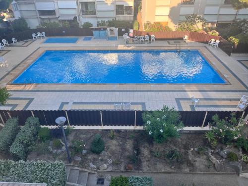 une vue aérienne d'une piscine dans un immeuble dans l'établissement L'appart B42, à Gruissan