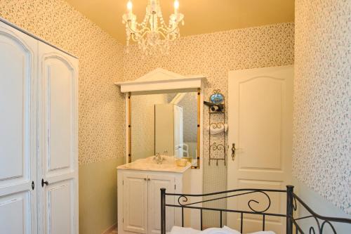 a bathroom with a sink and a mirror at Anno 1900 Hotel Babelsberg in Potsdam