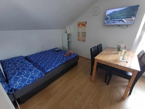 Ένα ή περισσότερα κρεβάτια σε δωμάτιο στο Apartmaji SLATENIK
