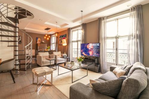 1min Walk From Champs Elysées - Avenue Montaigne - AC - Self-Checkin - Working Desk