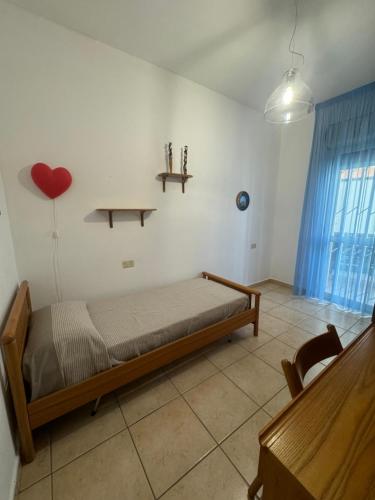 una camera con letto e cuore sul muro di Da Zia Rosa a Vasto