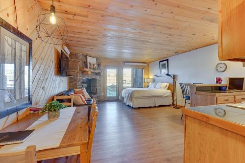 sala de estar con 1 dormitorio y 1 cama en Near Skiing Studio with Pool Access in Granby!, en Granby