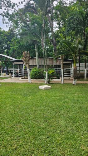 Un jardín fuera de Los Cedros Uayamon