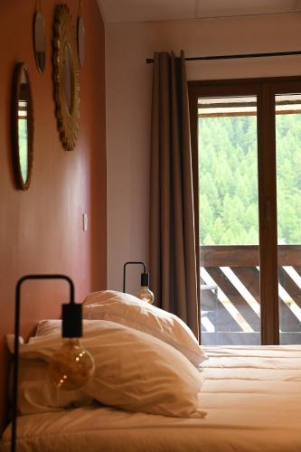 une chambre avec un lit et une fenêtre avec vue dans l'établissement Auberge du Bec, à Villar-dʼArêne