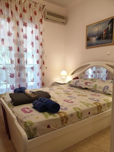 Un pat sau paturi într-o cameră la Two-bedroom luxury apartment