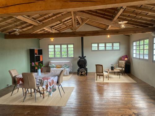 un grand salon avec une table et des chaises dans l'établissement Loft spacieux, à Saint-Gervais