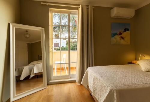 een slaapkamer met een bed en een grote spiegel bij Lagos Suite in Lagos