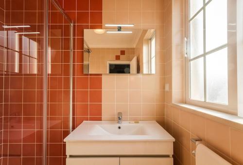 een badkamer met een wastafel en een spiegel bij Lagos Suite in Lagos