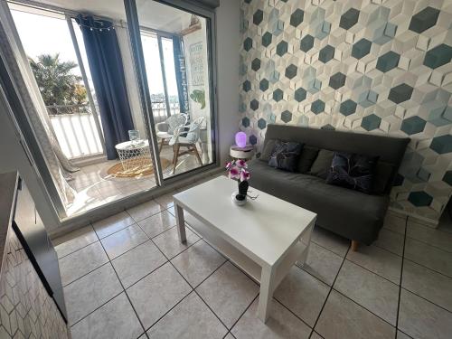 un salon avec un canapé et une table dans l'établissement Appart A l'abordage Sète, Gare, parking, à Sète