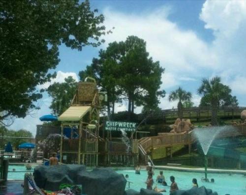 巴拿马城海滩Coastal Dacha的一群人在水上乐园的游泳池里