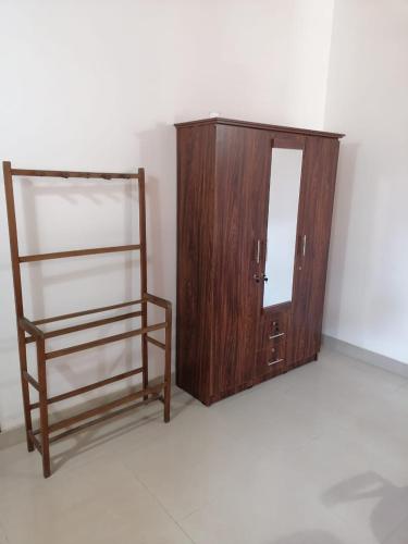 Armario de madera con espejo en una habitación en Sujee Villa CeylonHub, en Beruwala