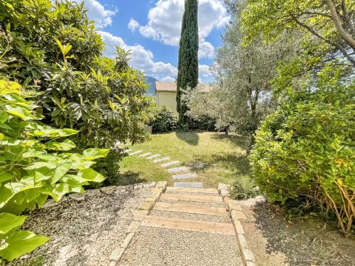 Κήπος έξω από το Appartement spacieux dans maison bourgeoise avec grande terrasse et jardin privatif ombragé, à 10 min à pied du centre-ville