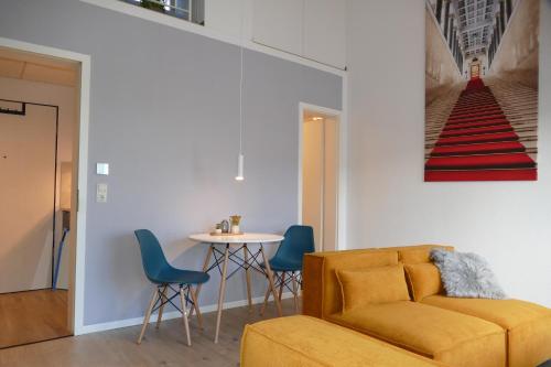 ゲーラにあるKarls Apartment B14のソファとテーブルのあるリビングルーム