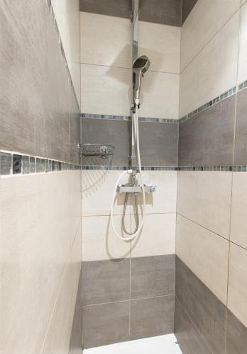 une douche avec pommeau de douche dans une salle de bain dans l'établissement Parata, à Ajaccio