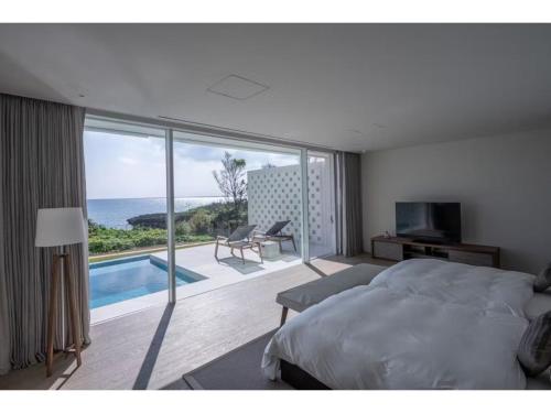 ein Schlafzimmer mit Bett und Meerblick in der Unterkunft ilove385 - Vacation STAY 16959 in Kuninaka