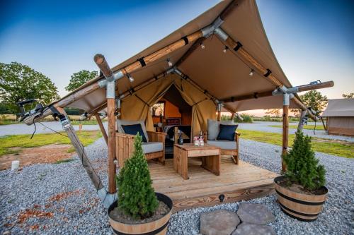 Aed väljaspool majutusasutust Glamp & Unwind, Adventure Awaits at Roaring River