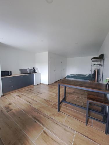 Cette chambre comprend une table et un lit. dans l'établissement Chez Audrey et Etienne, à Présailles