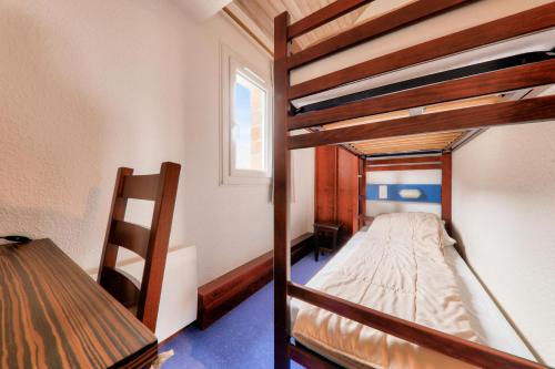 une chambre avec deux lits superposés et une table dans l'établissement Résidence Port du Crouesty - maeva Home - Appartement 4 pièces 6 personnes vue mer - Sélection MAE-2251, à Arzon