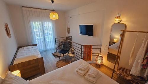 Postel nebo postele na pokoji v ubytování Niriides boutique suites