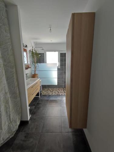 une salle de bain avec une baignoire, un lavabo et des toilettes dans l'établissement Maison sur le bassin, à Audenge