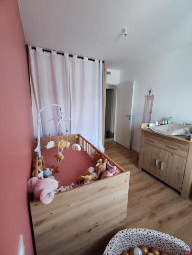 Cette chambre comprend un lit bébé avec des animaux rembourrés. dans l'établissement Maison sur le bassin, à Audenge