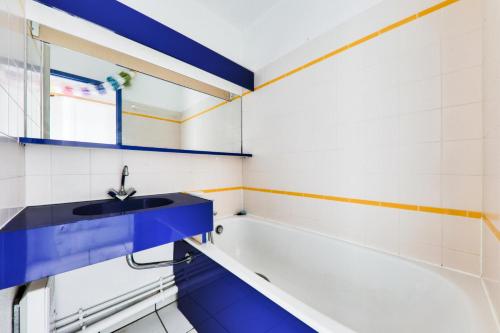 une salle de bain avec un lavabo et une baignoire dans l'établissement Résidence Port du Crouesty - maeva Home - Studio 3 personnes - Confort MAE-1721, à Arzon