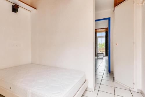 - une chambre avec un lit blanc et un couloir dans l'établissement Résidence Port du Crouesty - maeva Home - Studio 3 personnes - Confort MAE-1721, à Arzon