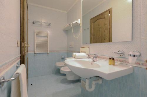 Koupelna v ubytování Hotel Perla***