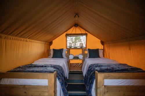 Postel nebo postele na pokoji v ubytování Roaring River Luxury Adventure Tent #15