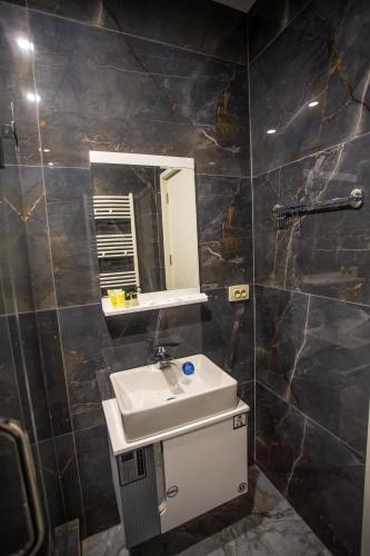 Ένα μπάνιο στο Villaggio Mirzaani Resort