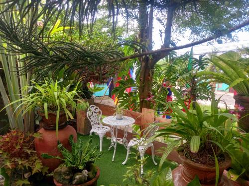 a garden with a table and chairs and plants at Hidden Tourist Inn in Abu