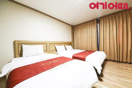 Postel nebo postele na pokoji v ubytování Jeongsun Ace Family Tourist Hotel